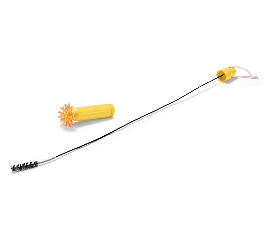 Egy 2 az 1-ben lefolyótisztító kefe két különböző tartozékkal.