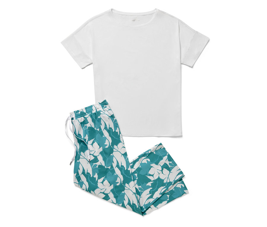 Fehér pizsama felső és virágmintás nadrág.