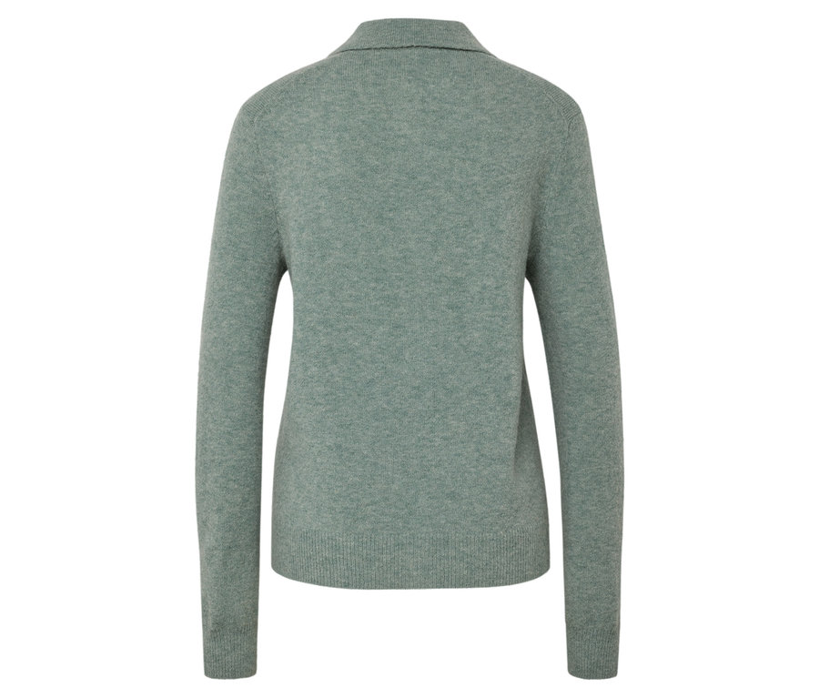Hátulnézet egy világoszöld, hosszú ujjú, galléros kasmír pulóverről.