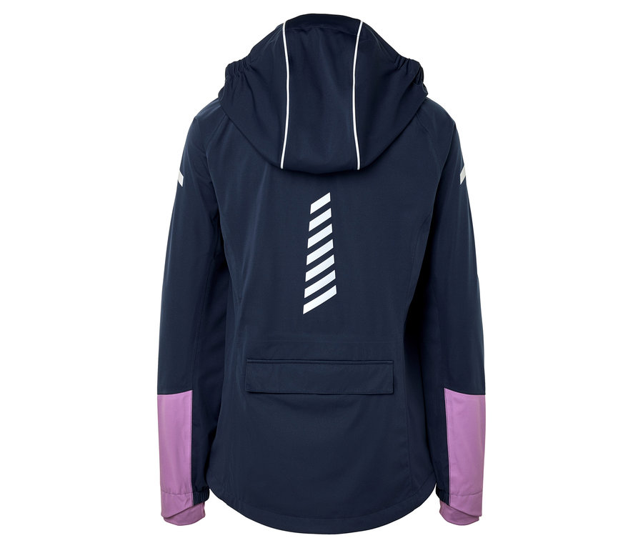 Sötétkék kapucnis kabát hátulról, fehér csíkokkal és lila ujjakkal.