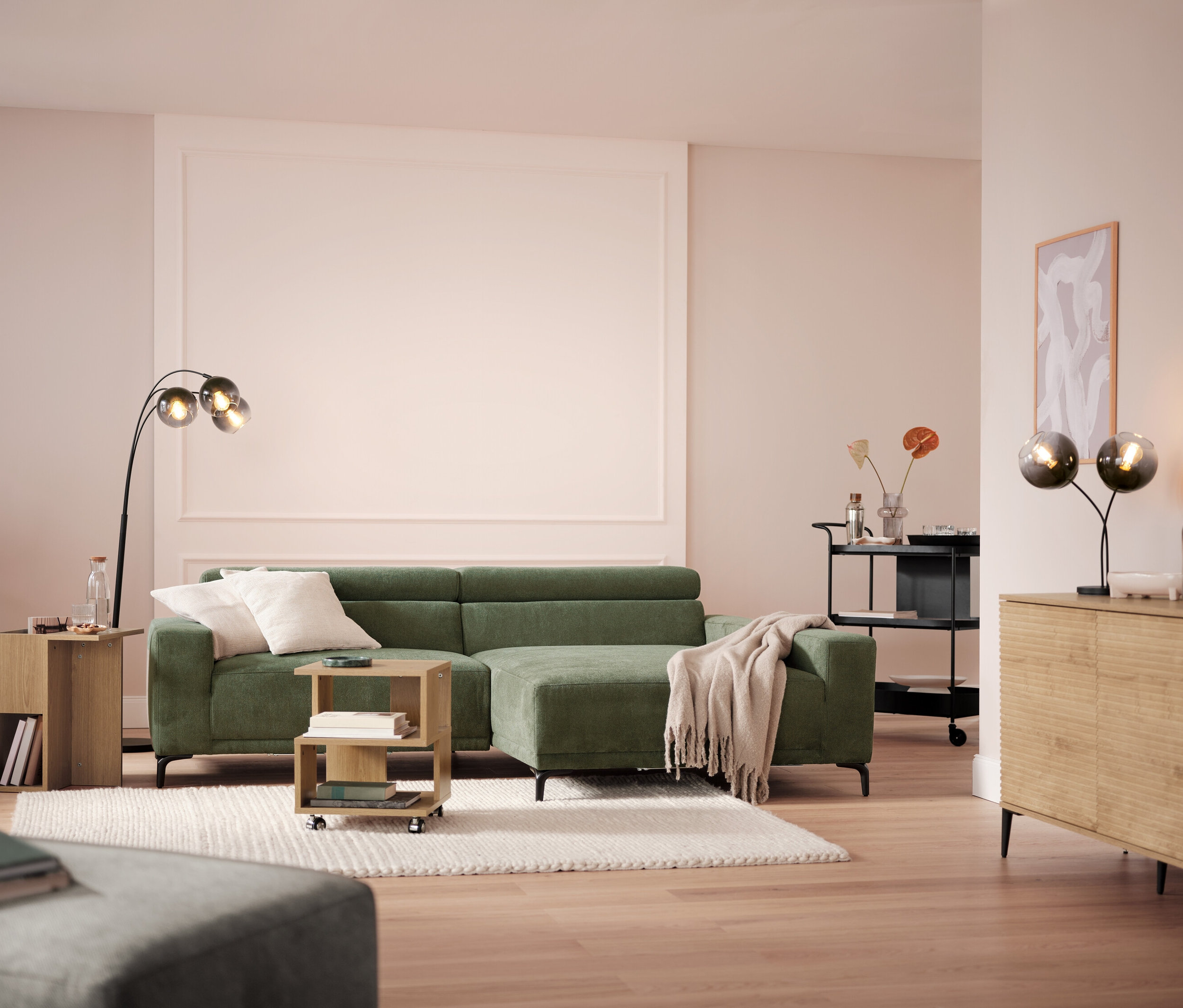 Nappali kanapéval, lámpával és tálcás tálalókocsival.