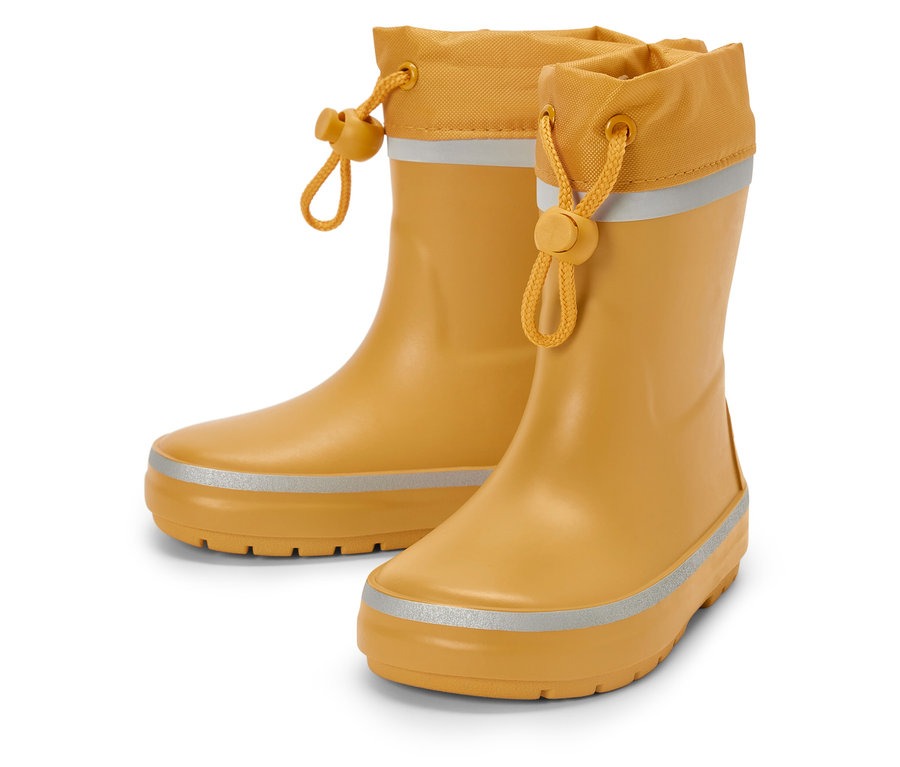 Egy pár sárga gumicsizma fényvisszaverő részletekkel.