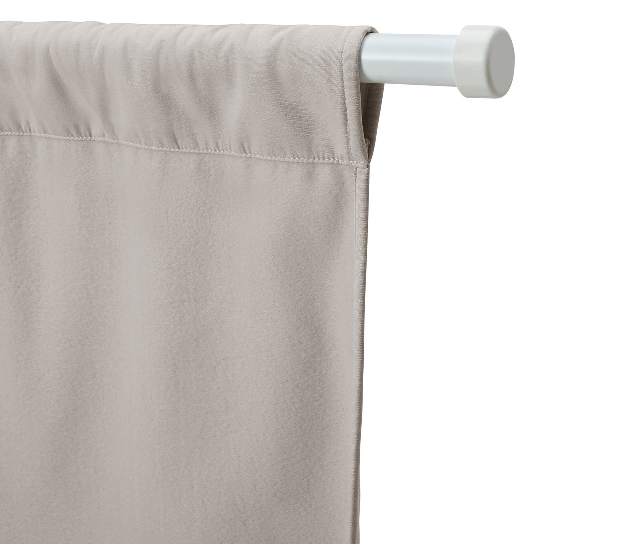 Egy bézs függöny lóg egy fehér teleszkópos rúdon.