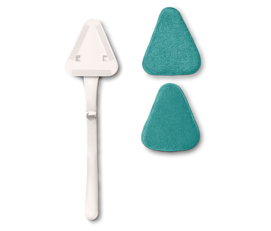 Egy fehér, háromszög alakú felmosófej nyéllel, két háromszög alakú, kékeszöld felmosórongy mellett, fehér háttéren.