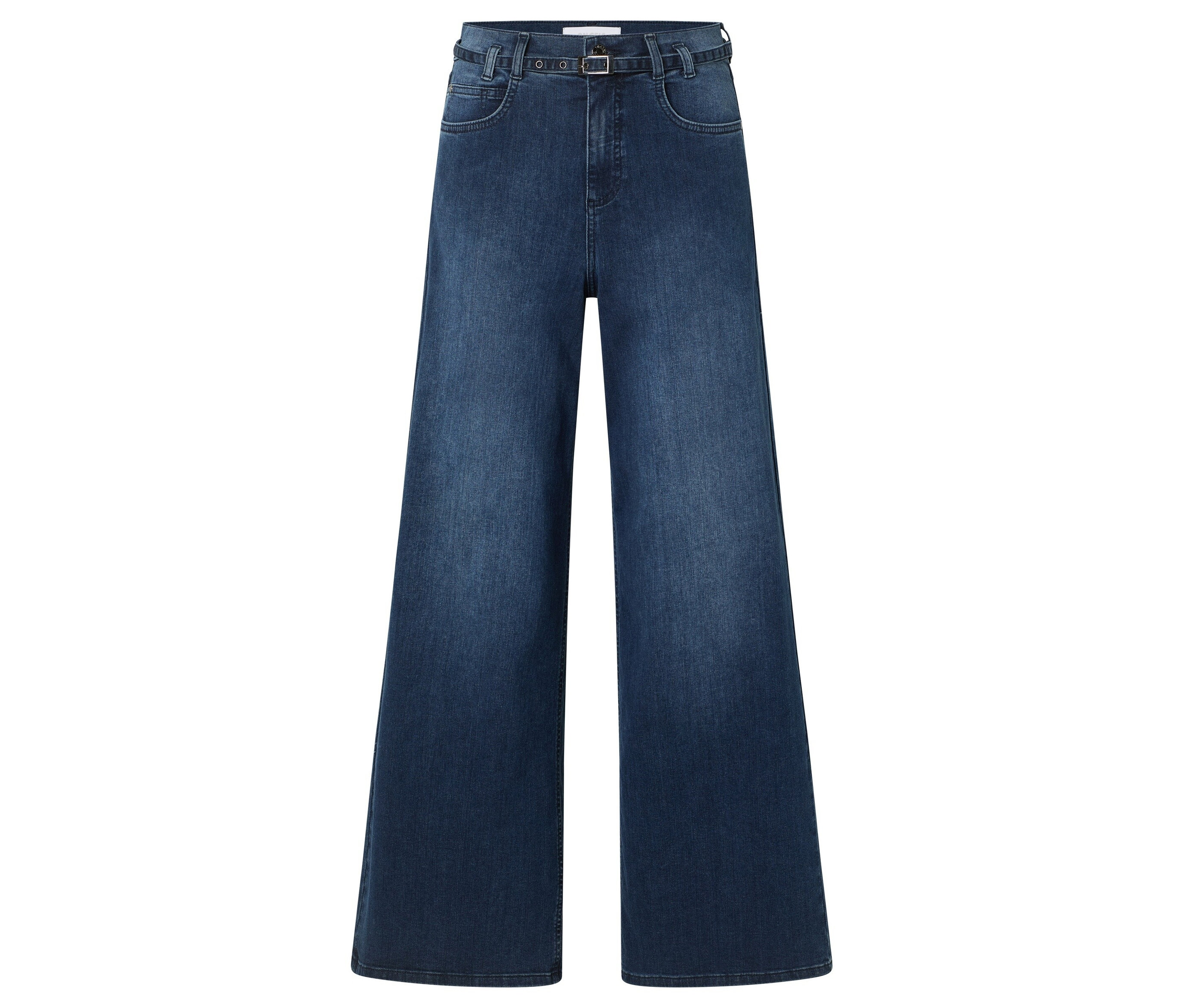 Egy széles, kék farmer részlete övvel.