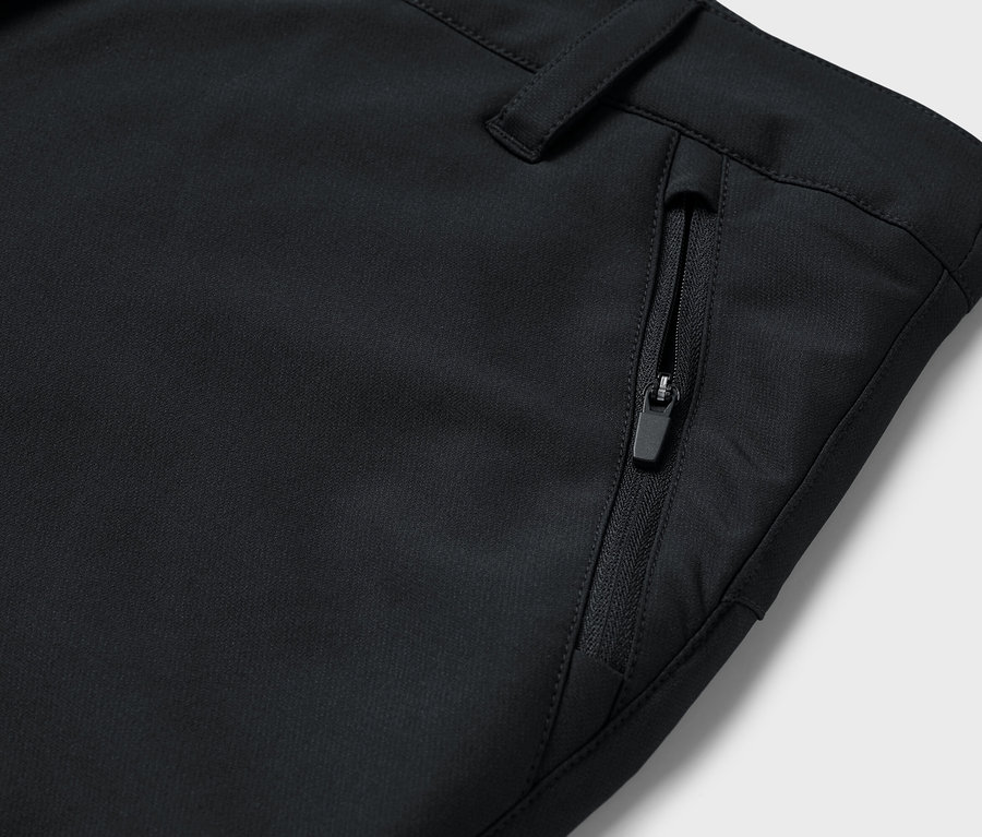 Egy fekete nadrág részlete cipzáras zsebbel.