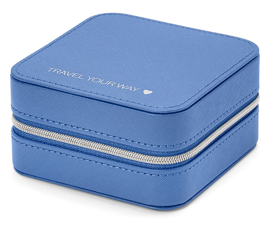 Nagy felvétel egy világoskék, négyzet alakú ékszerdobozról ezüst cipzárral és "TRAVEL YOUR WAY" felirattal.