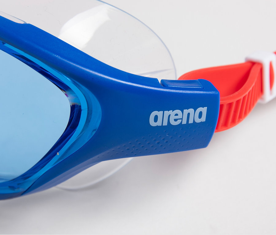 Kék arena Junior The One Mask úszószemüveg gyerekeknek piros pánttal, közeli kép fehér háttéren.