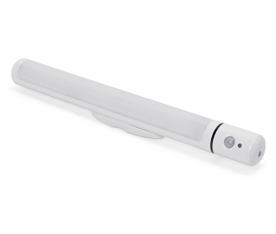 Egy fehér LED lámpa mozgásérzékelővel fehér felületen fekszik.