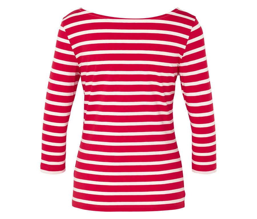 Hátulnézet egy piros-fehér csíkos, 3/4-es ujjú pólóról.