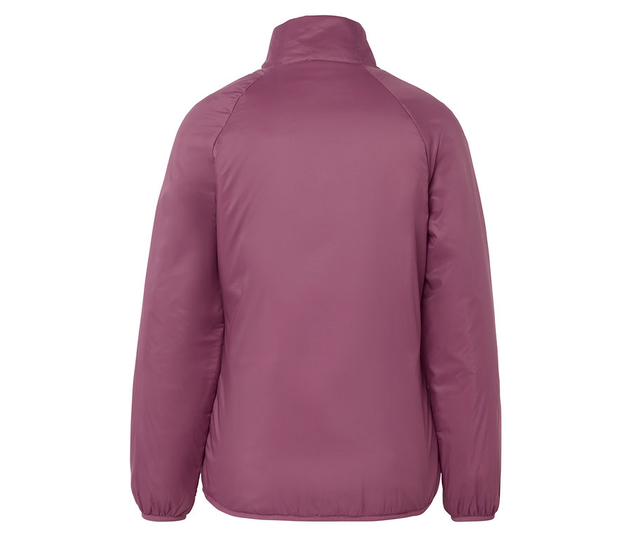 Hátulnézet egy rózsaszín, állógalléros kabátról.