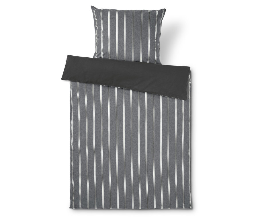 Szürke csíkos ágynemű és párna.