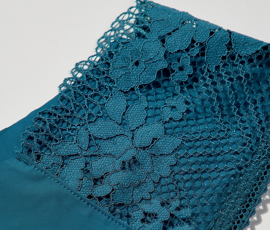 A petrolkék Passionata Raw Cut »Nina« brazil alsó csipkés szegélyének részlete.
