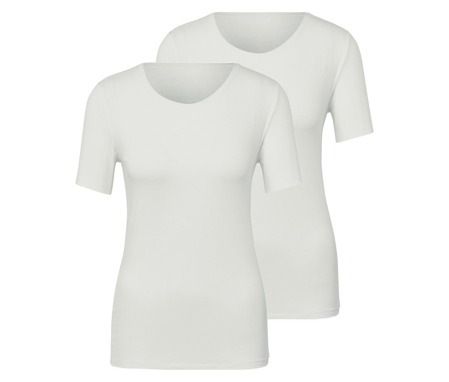 Két fehér, rövid ujjú póló.