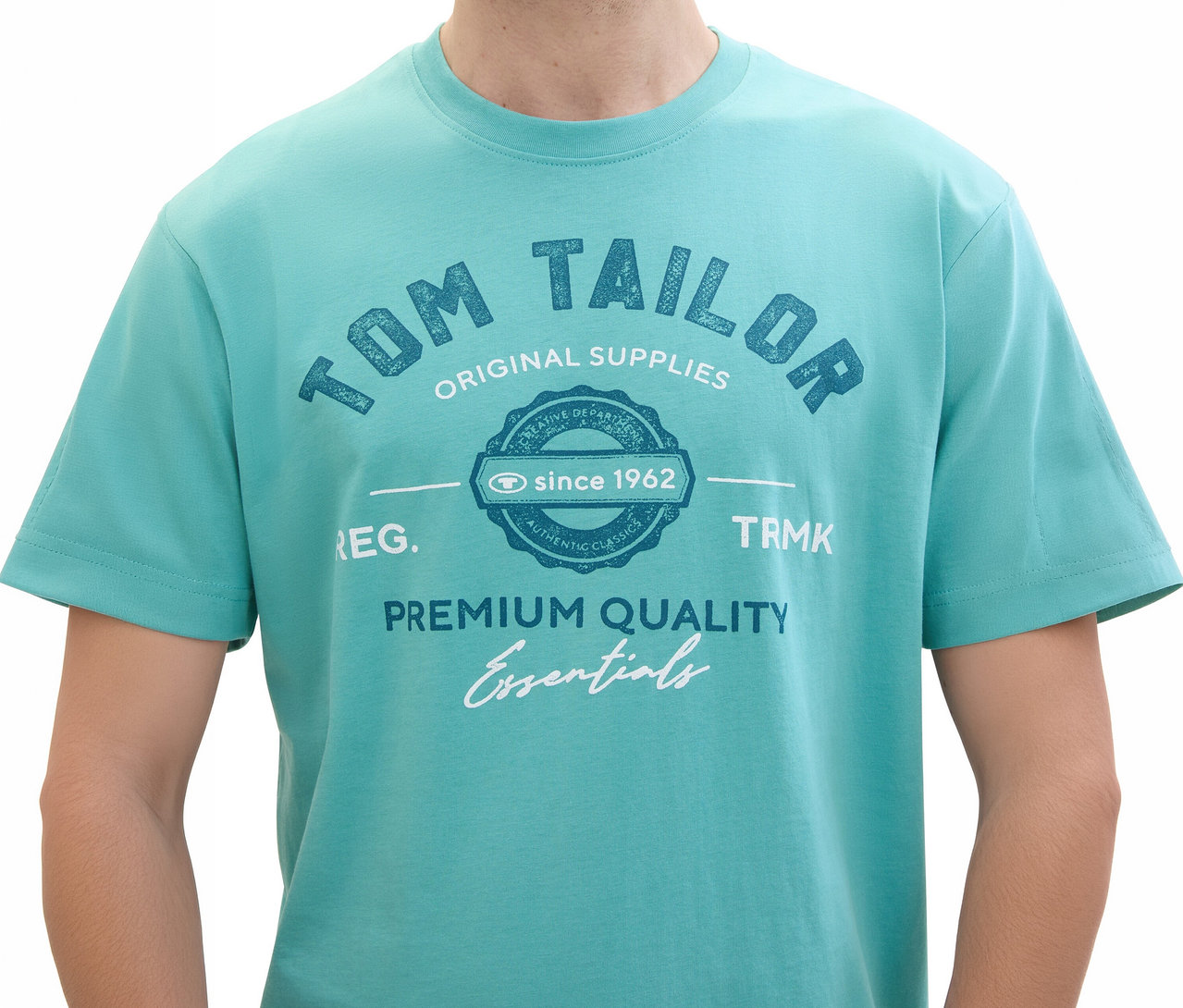 Férfi Tom Tailor pólót visel logóval, zöldestürkiz színben.