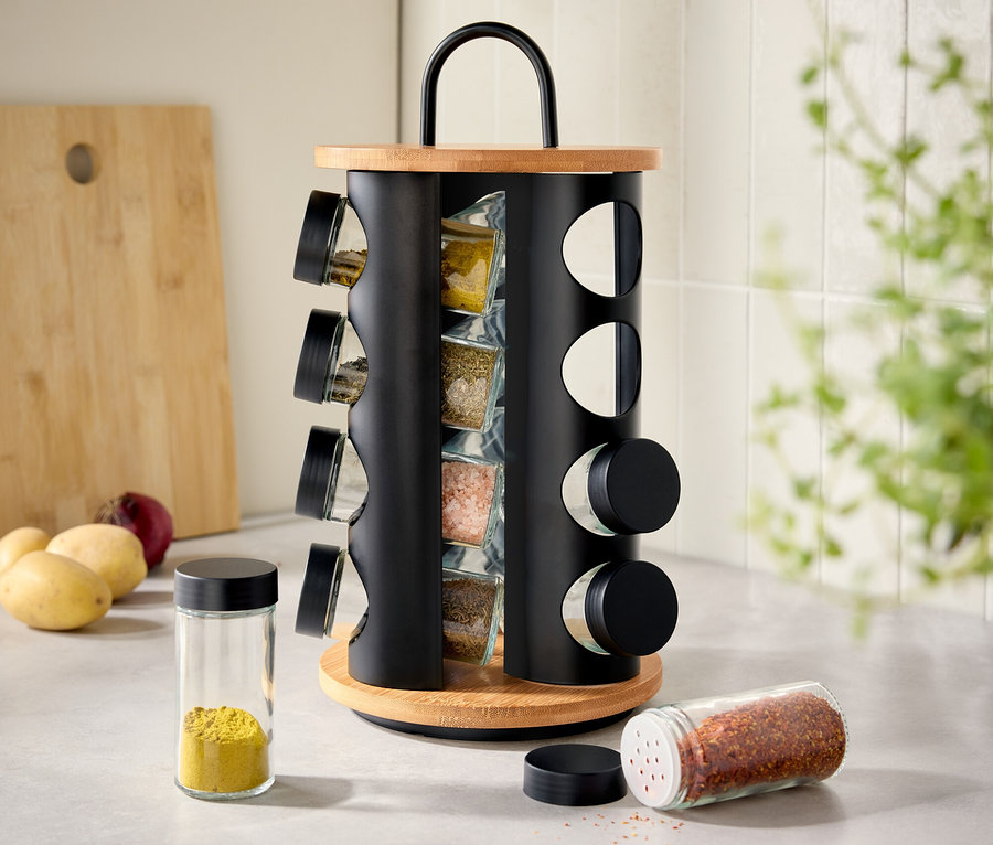 A konyhapulton egy fából és fémből készült, forgatható fűszertartó áll, megtöltött fűszertartó üvegekkel. Mellette két fűszertartó üveg áll.