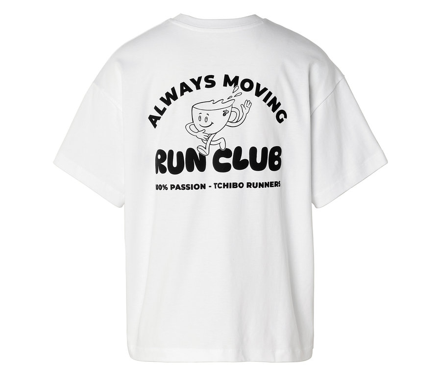 Fehér sportfelső fekete grafikus nyomattal a hátán, amely egy futó kávéscsészét és az „ALWAYS MOVING RUN CLUB 100% PASSION - TCHIBO RUNNERS” szöveget ábrázolja.