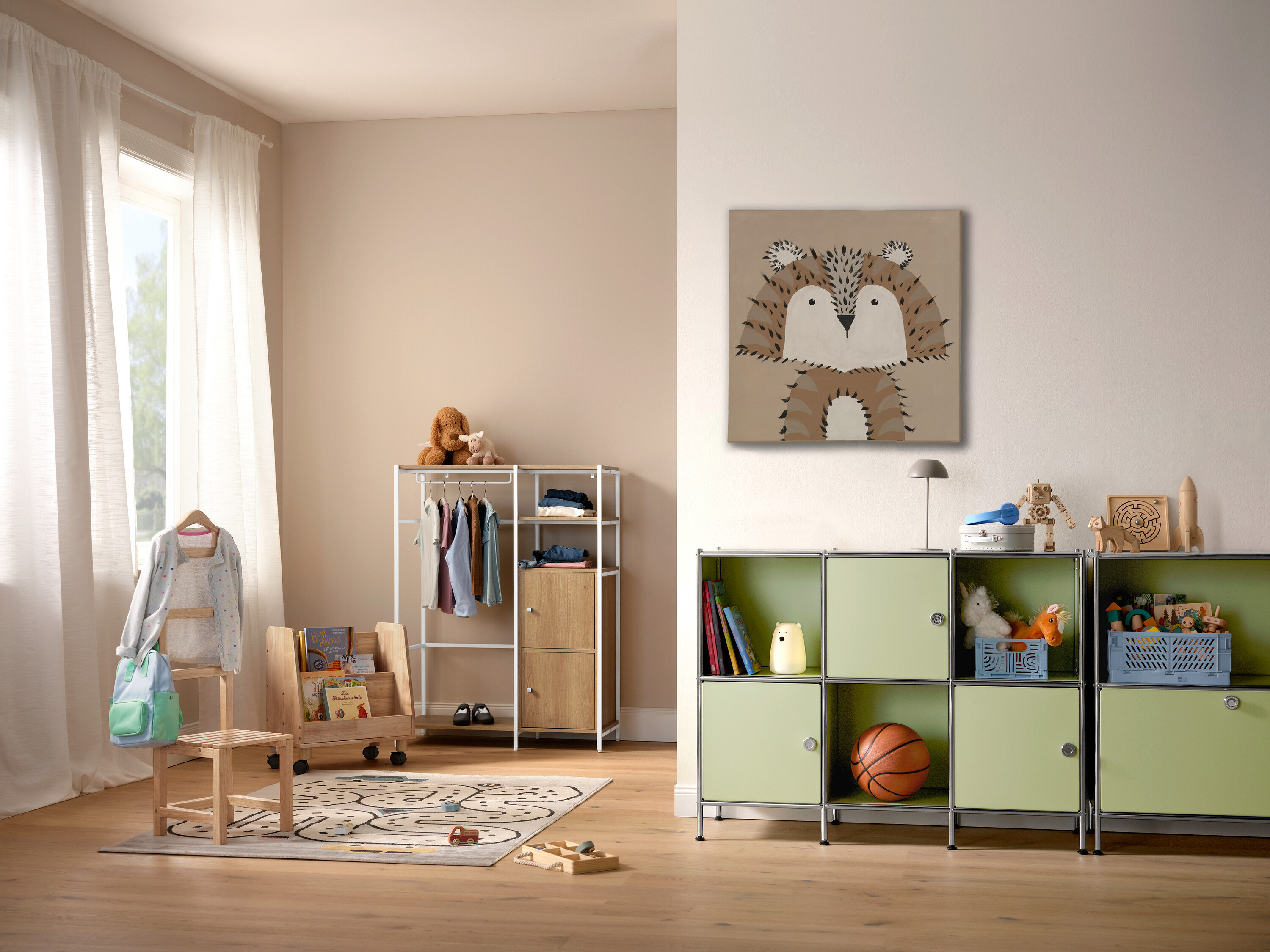 Gyerekszoba COCOON »Városok« gyerekszőnyeggel, 120 x 170 cm, polccal és játékokkal.