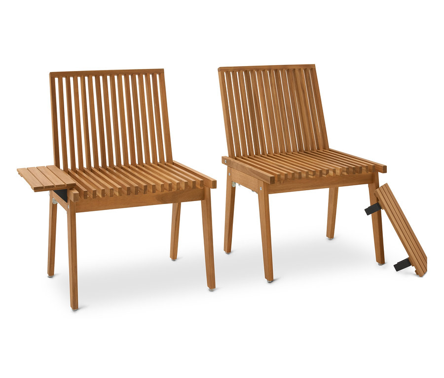 Két fa léces szék, az egyikhez kis asztal tartozik