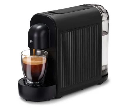 A fekete Cafissimo now black kávéfőző kávét tölt egy pohárba.