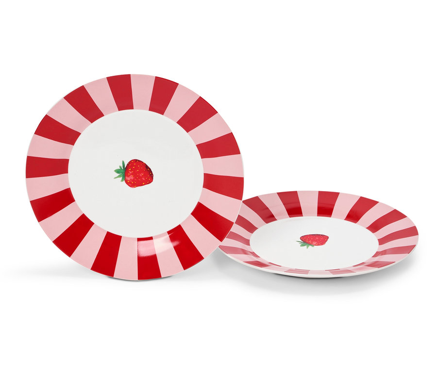 Két tányér piros és rózsaszín csíkokkal, középen egy eperrel.