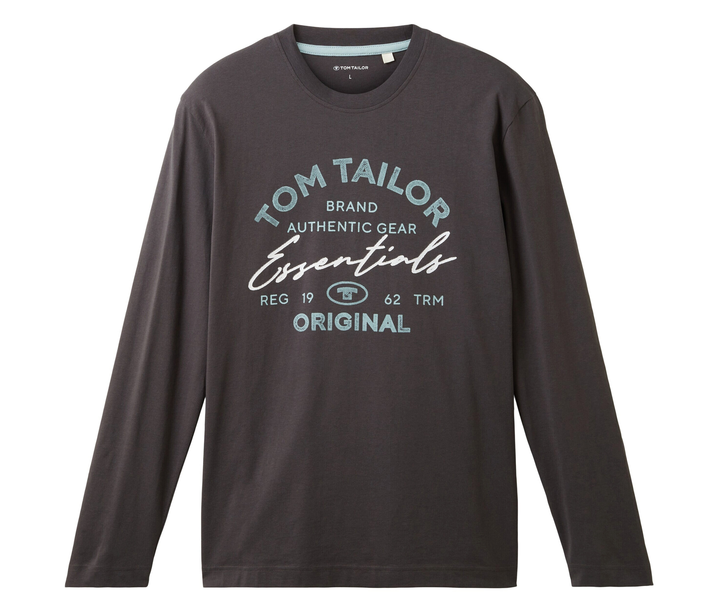 Egy szürke, hosszú ujjú póló látható, "TOM TAILOR BRAND AUTHENTIC GEAR Essentials ORIGINAL" felirattal.