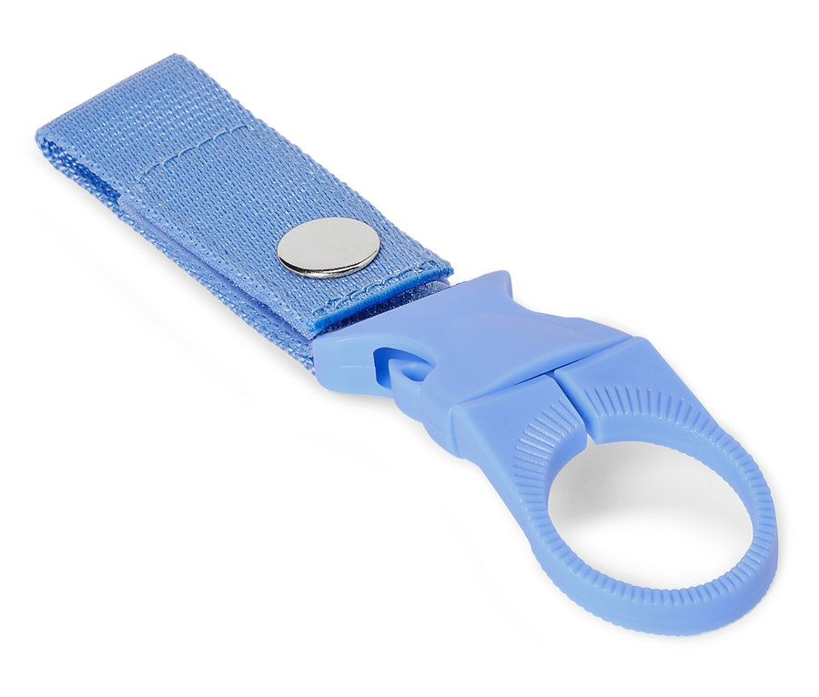 Egy világoskék kulcstartó közeli képe textilpánttal és ezüst gombbal fehér háttéren.