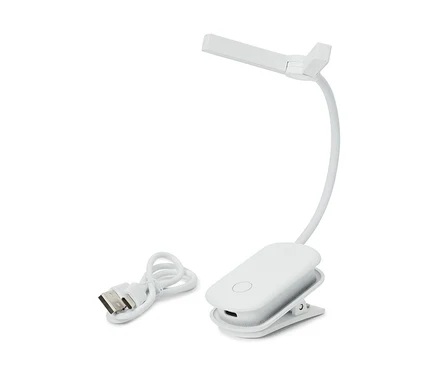 Fehér csíptetős lámpa hajlékony nyakkal és téglalap alakú fejjel, mellette egy feltekert fehér USB töltőkábel.