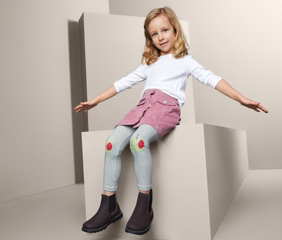 Egy lány ül egy tömbön és 2 kislány leggings szettben, szürke/bordó, alma van rajta.