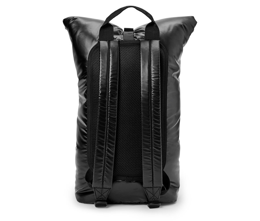Fényes felületű fekete hátizsák, hátulról látható.
