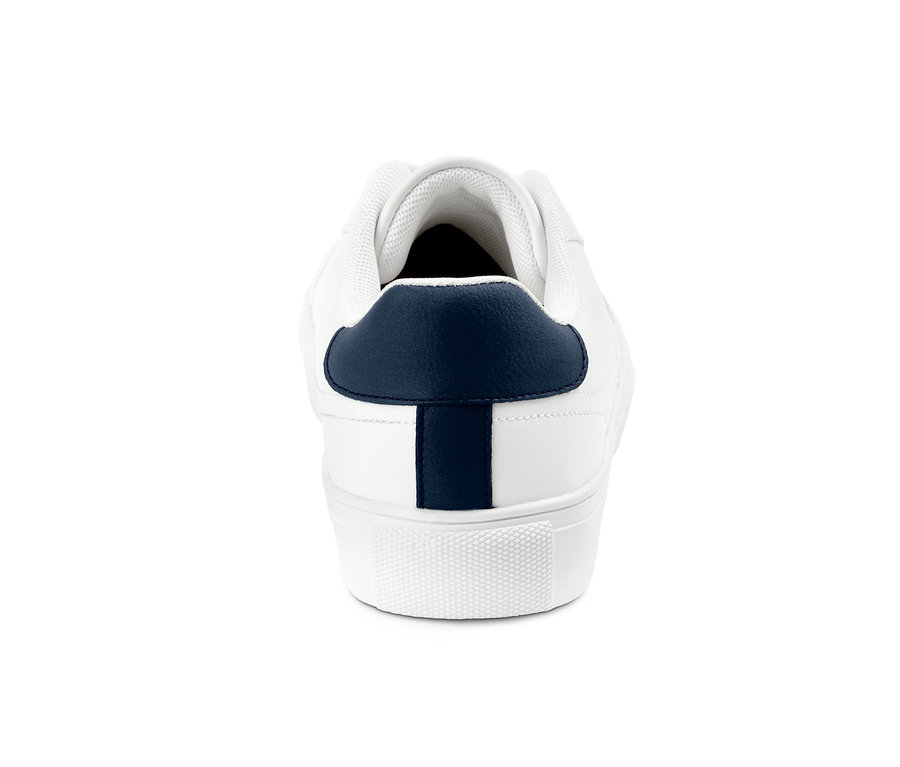 Egy férfi sneaker cipő részlete, kék sarokkiemeléssel.