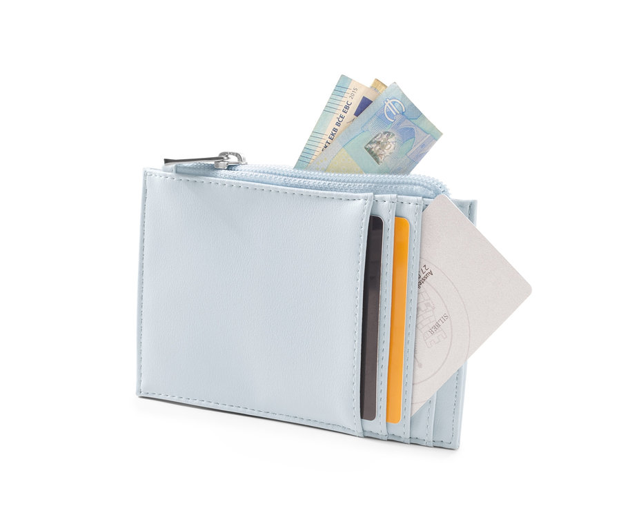 Világoskék pénztárca kártyákkal és bankjegyekkel.