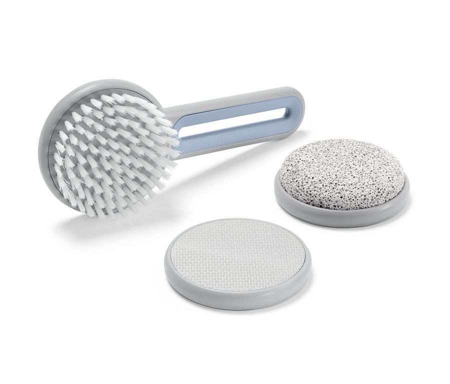 Egy lábápoló készlet, amely egy keféből, egy habkőből és egy láb reszelőből áll.