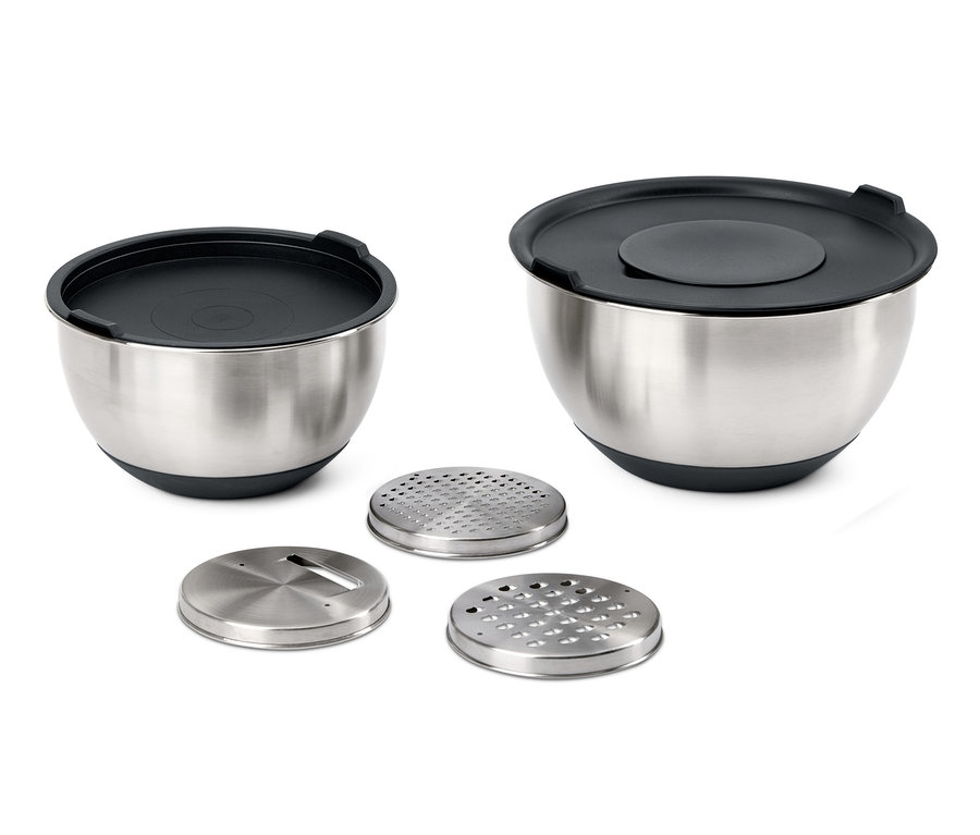 Két rozsdamentes acél keverőtál szürke fedővel és három rozsdamentes acél reszelő tartozék.