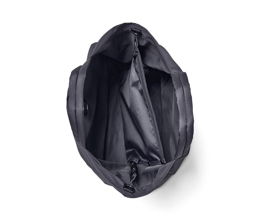 Közeli felvétel egy nyitott fekete sporttáskáról felülről.