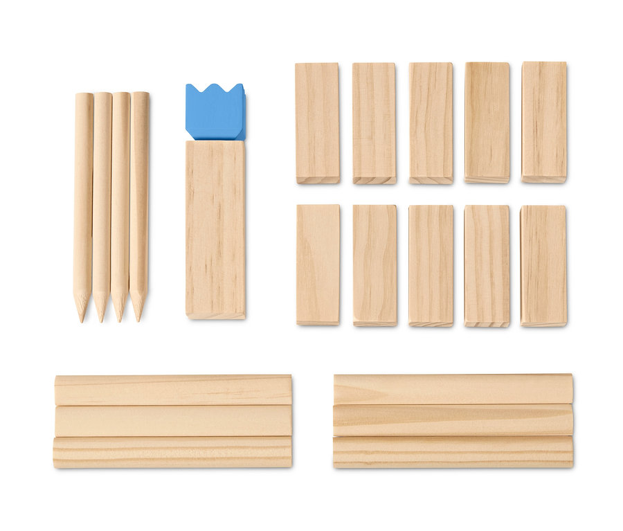 Mini kubb játék fehér háttérrel.