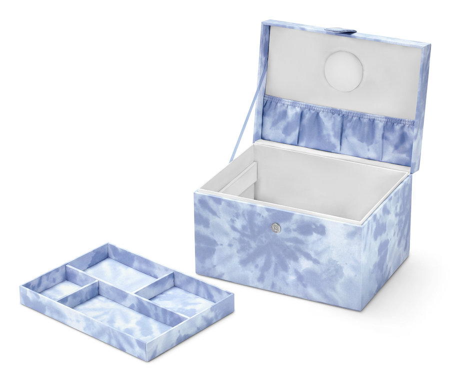 Nyitott kék batikolt varrókészlet rendszerező doboz és tálca fehér háttérrel.