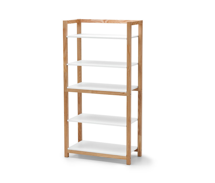 Egy könyvespolc öt fehér polccal és világos fa kerettel.