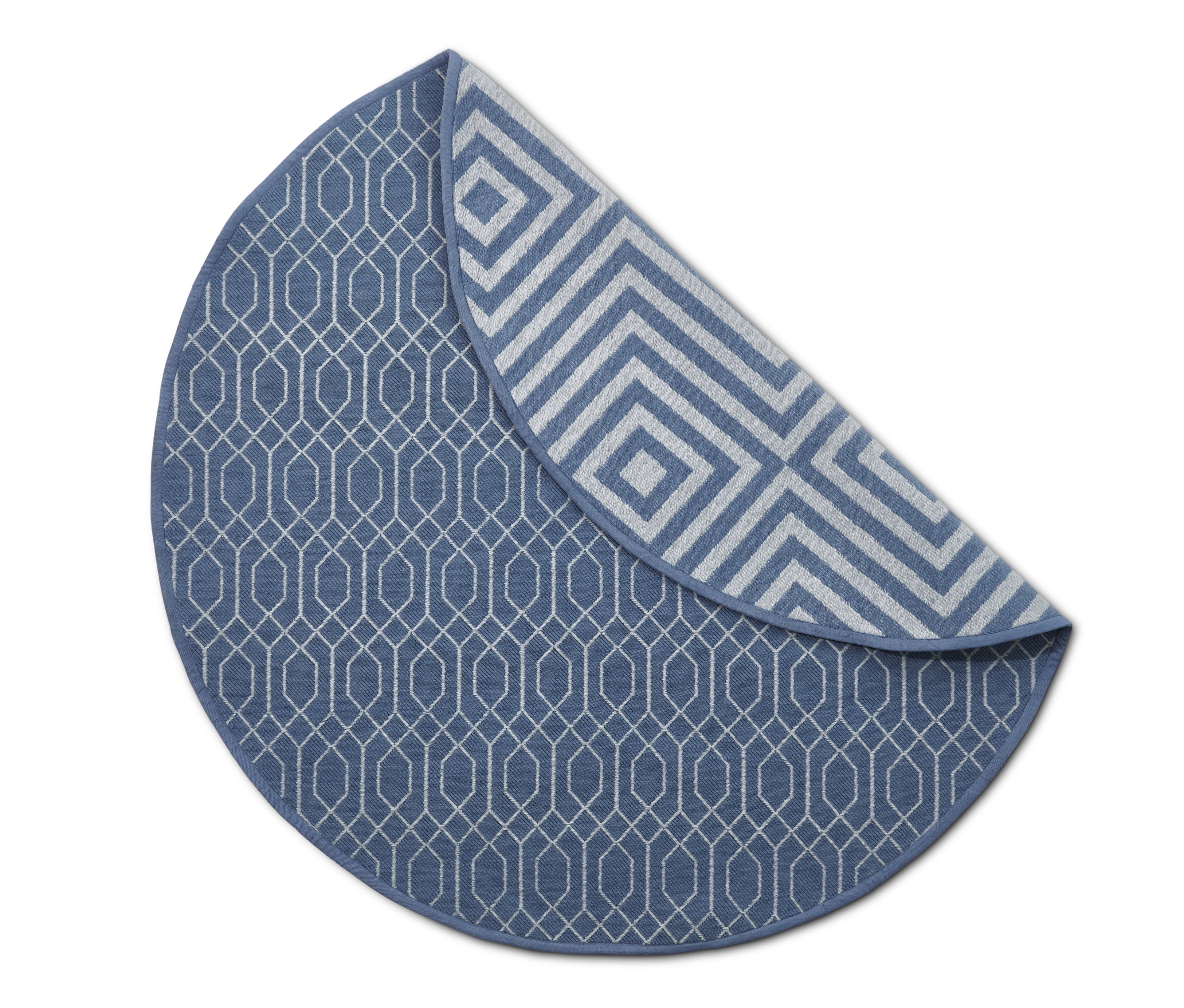 Kék, kerek, kétoldalas kültéri szőnyeg, geometrikus mintákkal.