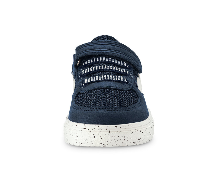 Egy kisfiú sötétkék sneaker cipőjének részlete.