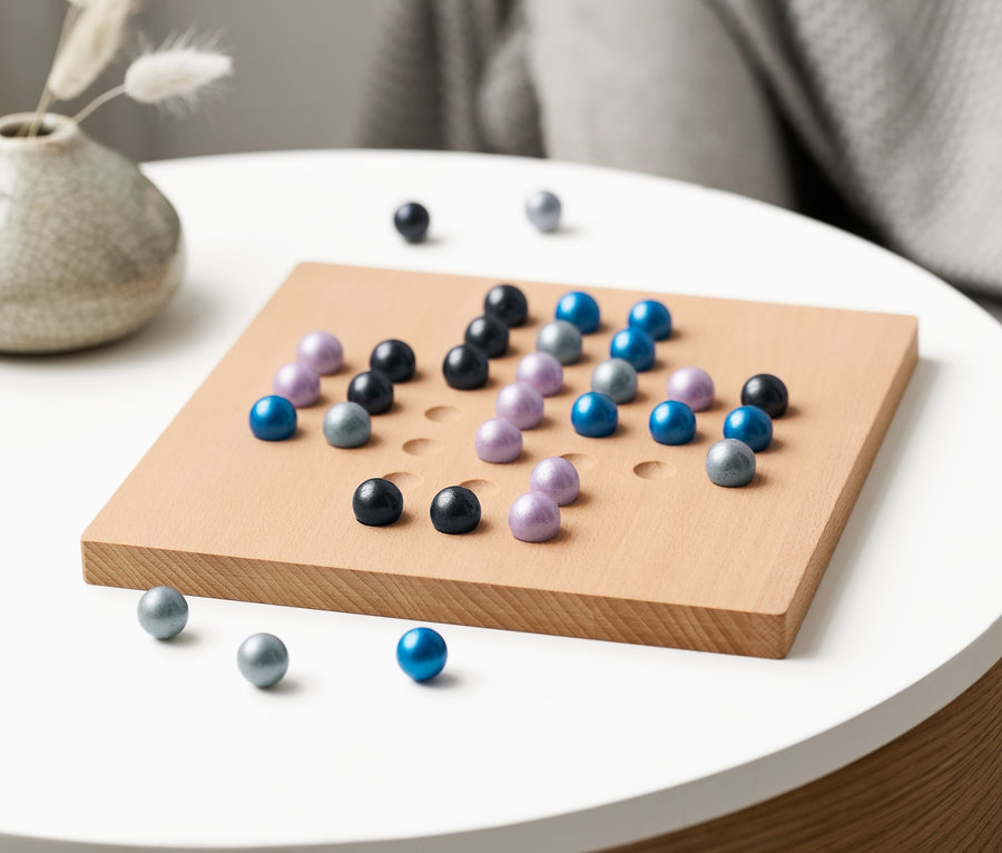 Solitaire golyós logikai játék egy asztalon.