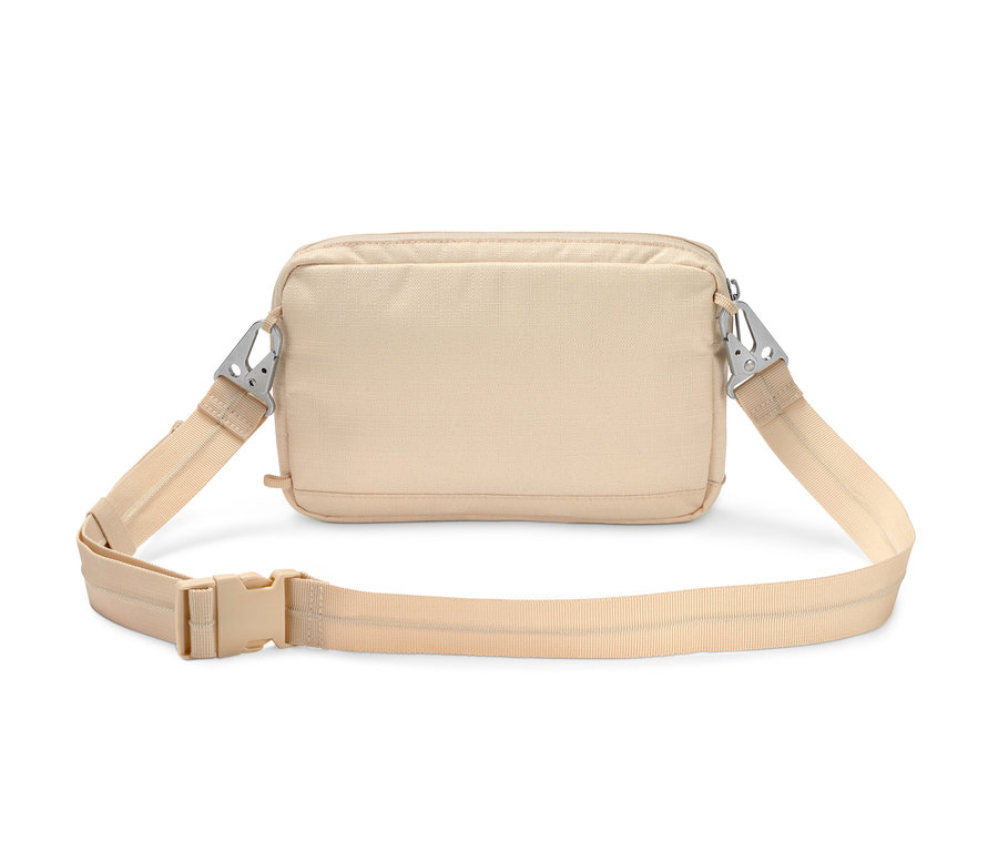 Egy bézs biztonsági oldal- és övtáska fekszik fehér háttéren.