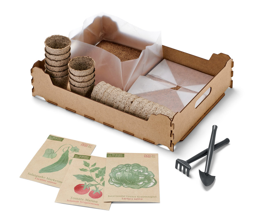 Beltéri zöldségtermesztő készlet cserepekkel, magokkal és kerti eszközökkel.