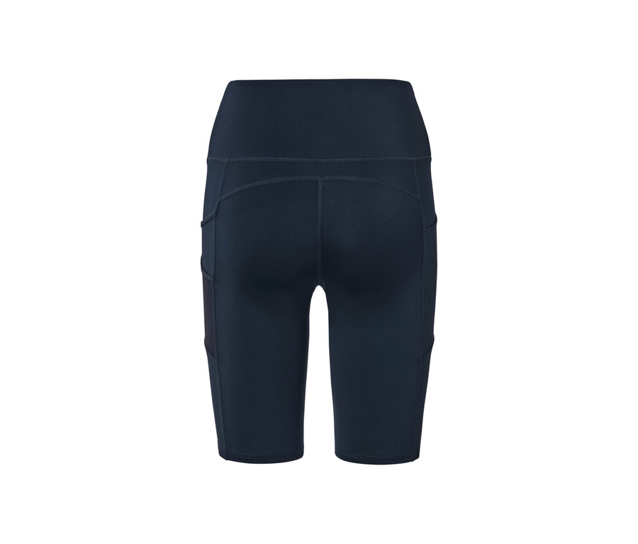 Egy kerékpárosnadrág hátulnézetének közeli képe.