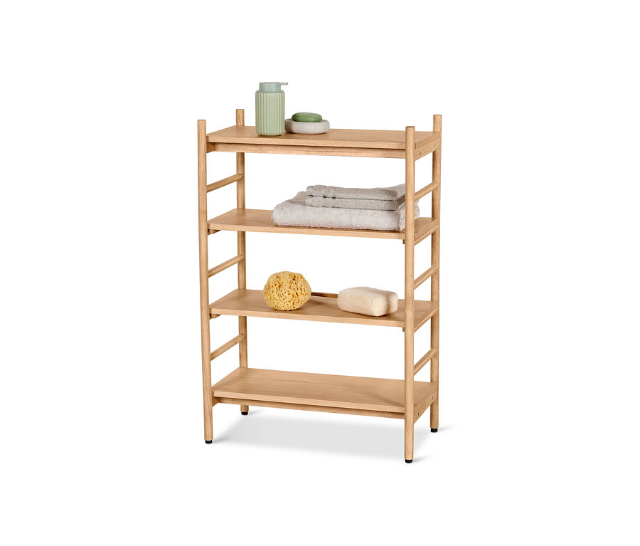 Négyemeletes, állítható polcokkal ellátott állópolc. A legfelső polcon egy zöld szappanadagoló és szappan, a második polcon összehajtogatott törölközők, a harmadik polcon pedig egy tengeri szivacs és egy habkő található.