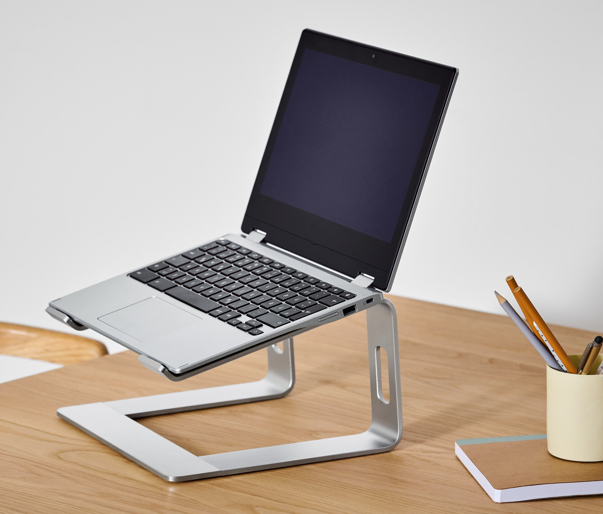 Laptop egy laptop állványon.