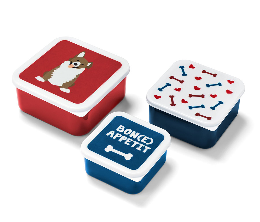 Három jutalomfalat tartó doboz: egy piros, kutyás, egy sötétkék, csontokkal és szívekkel, és egy sötétkék, Bon(e) Appetit felirattal.