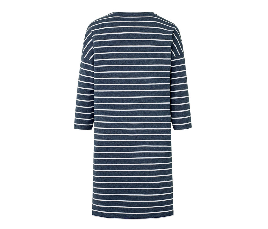 Hátulnézet egy kék-fehér vízszintes csíkos hálóingről.