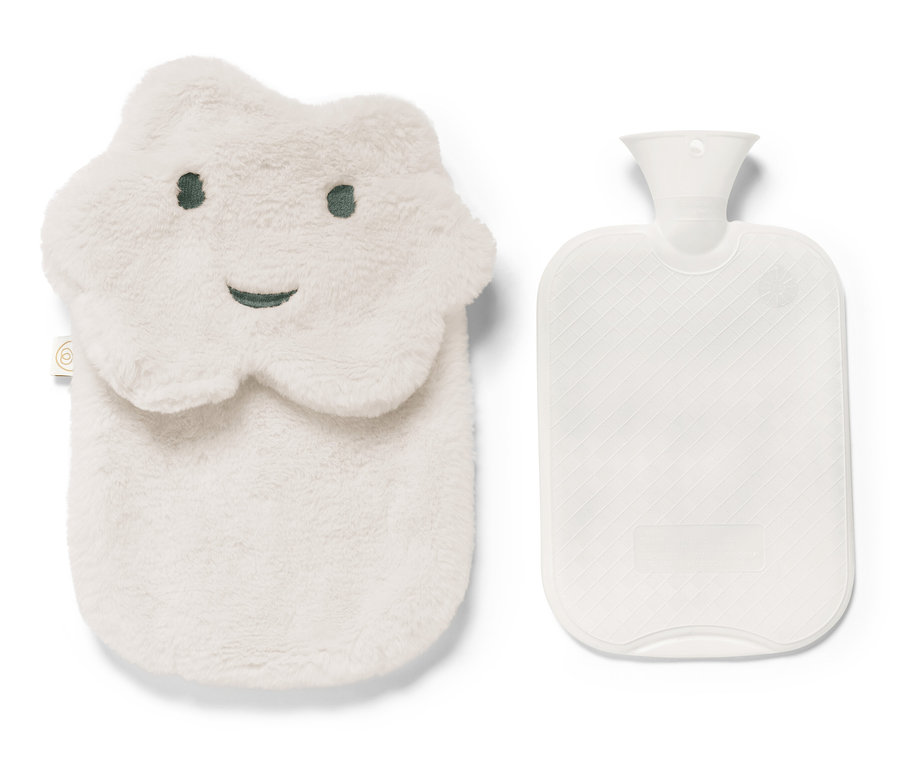 Egy felhő alakú plüss huzattal ellátott Melegvizes palack, plüss huzattal, felhő és egy klasszikus melegvizes palack fekszik egymás mellett fehér háttéren.