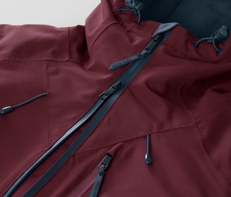 Bordó síkabát részlete cipzárral és kapucnival.